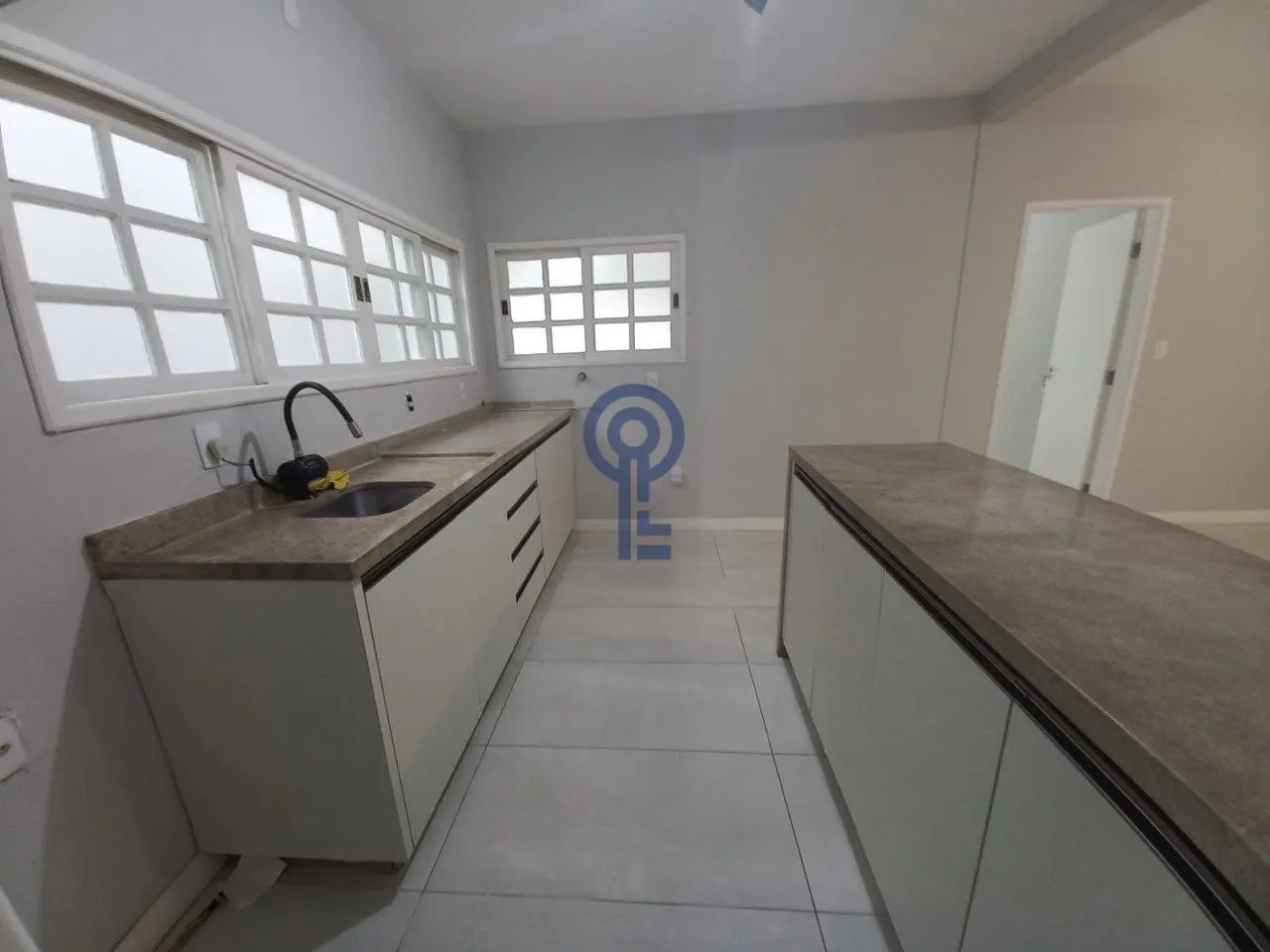 Rental house with 4 bedrooms and an open-plan kitchen — photo 2