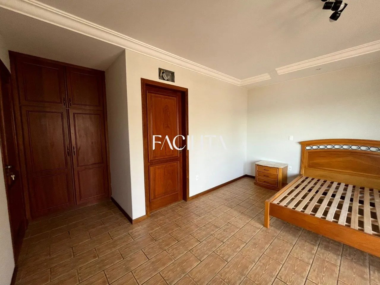 Furnished 456 m² house with 3 en-suite bedrooms and pool — photo 63