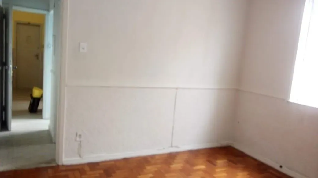 Wood or laminate floors in a one-bedroom apartment, 40 m² — photo 4