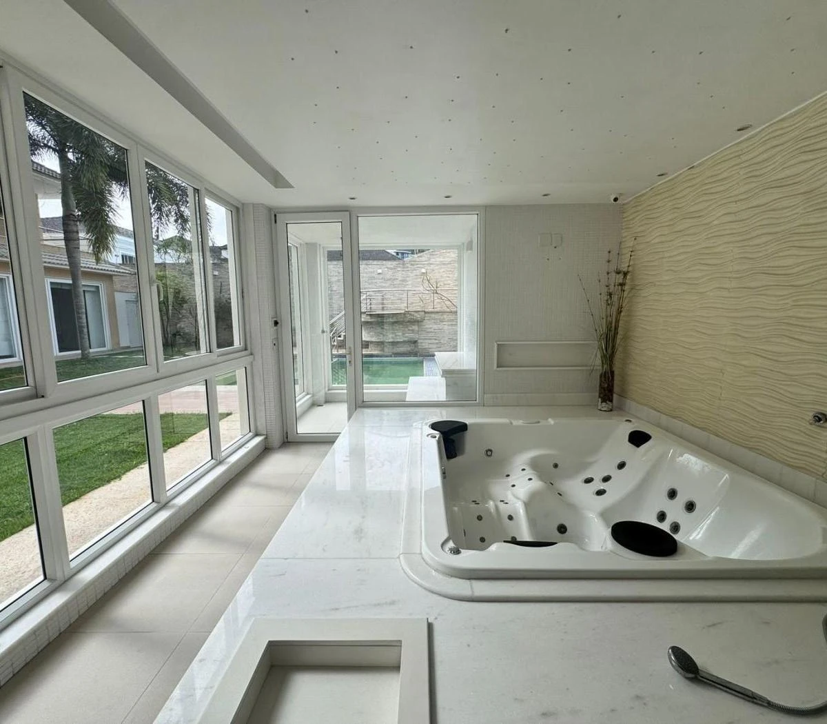 Ванна та 6 спалень: будинок 993 м² — photo 4