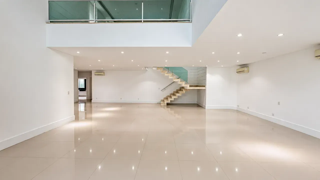 5-bedroom house with floor-to-ceiling windows — photo 7