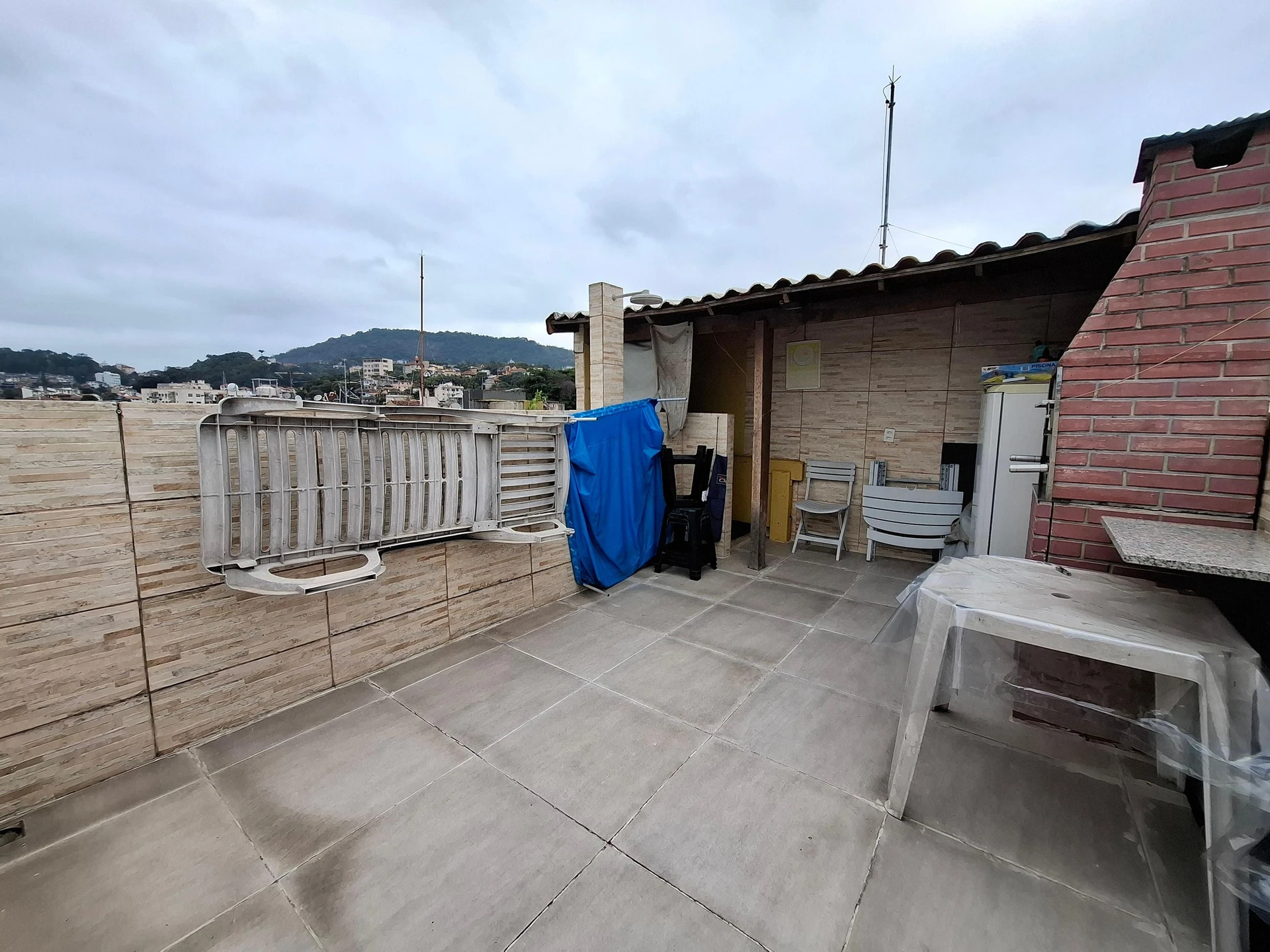 Balcony with a grill in a 2-bedroom apartment, 90 m² — photo 26
