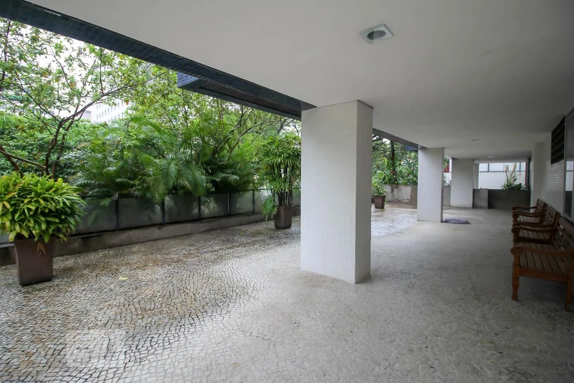 3-bedroom apartment with a glass-enclosed balcony — photo 57