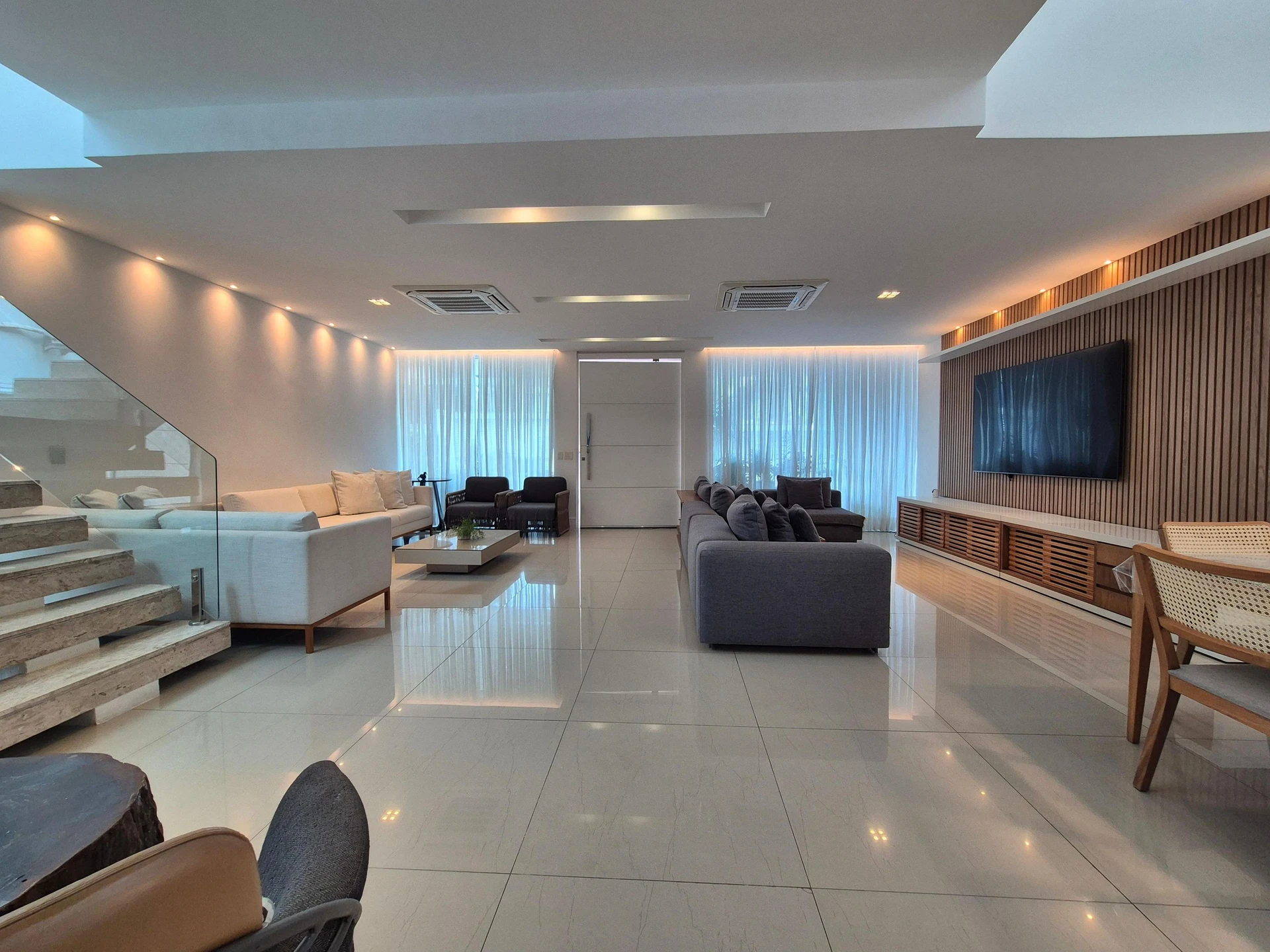 5-bedroom house with floor-to-ceiling windows — photo 25