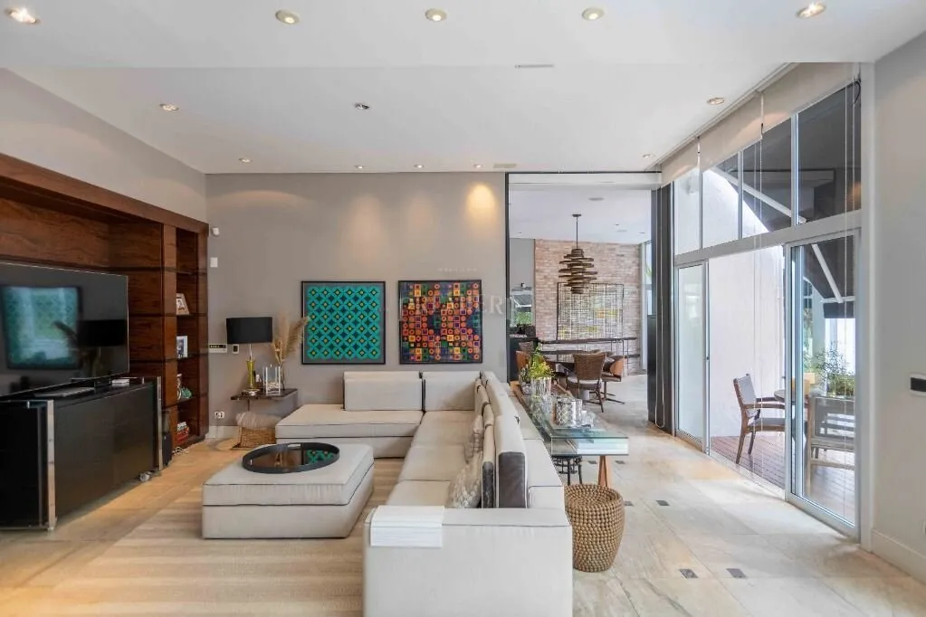 House with 5 bedrooms and built-in wardrobes