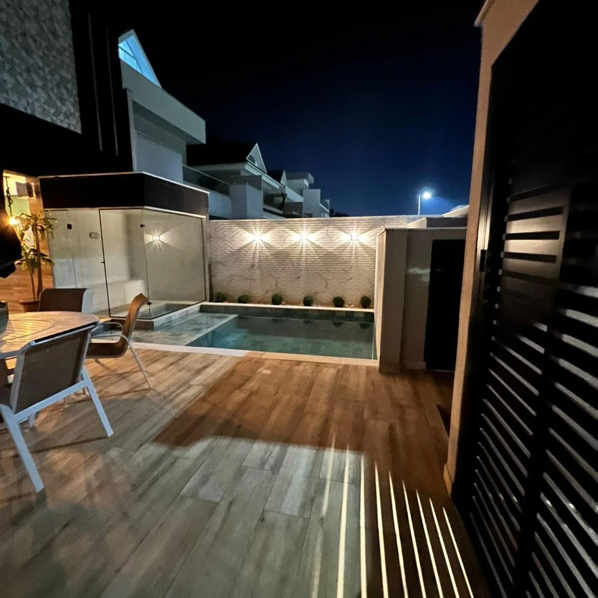 600 m² house with 4 en-suite bedrooms and 3 parking spots — photo 10