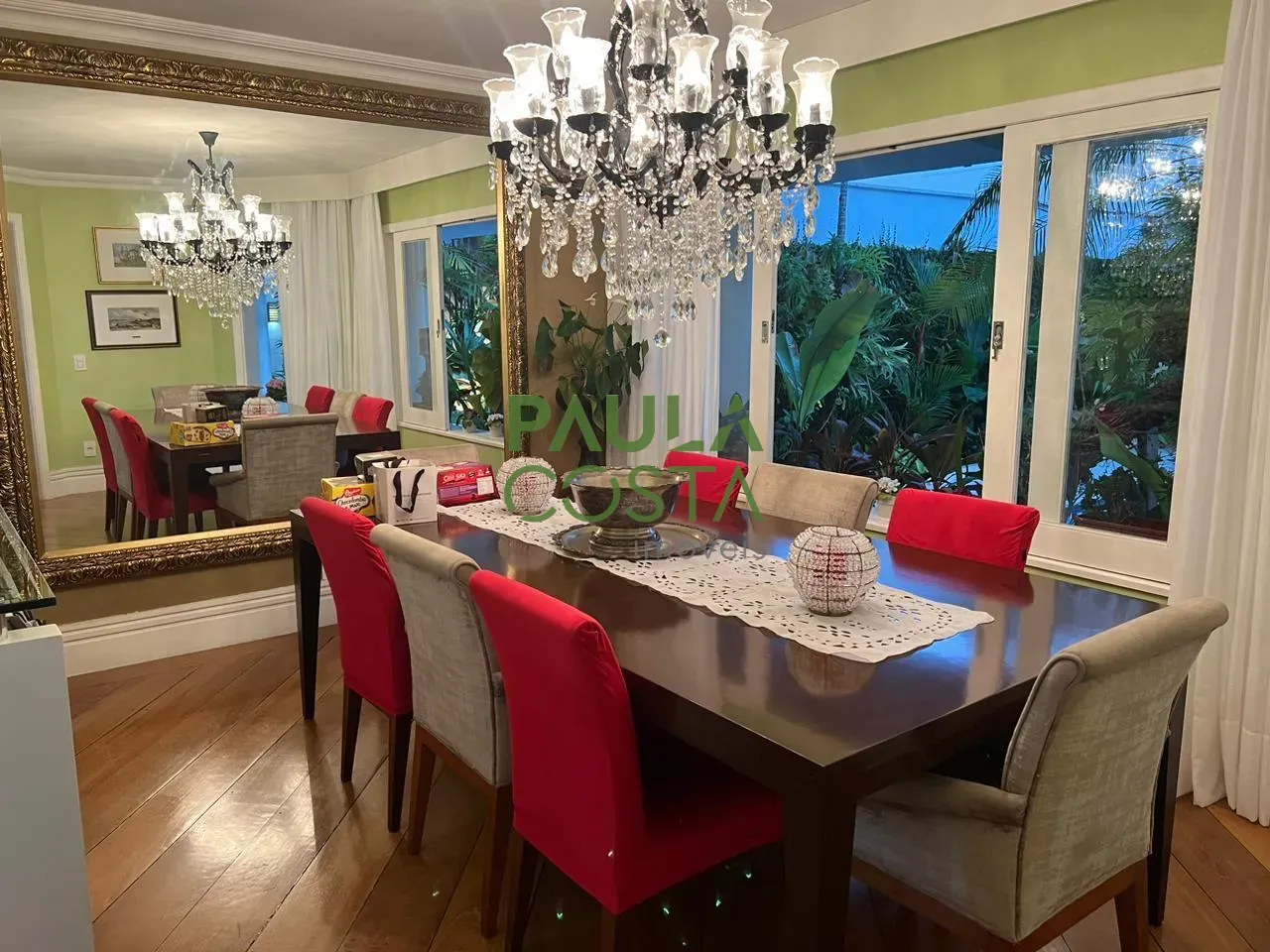 Casa em condomínio mobiliada com 5 quartos e 540 m²