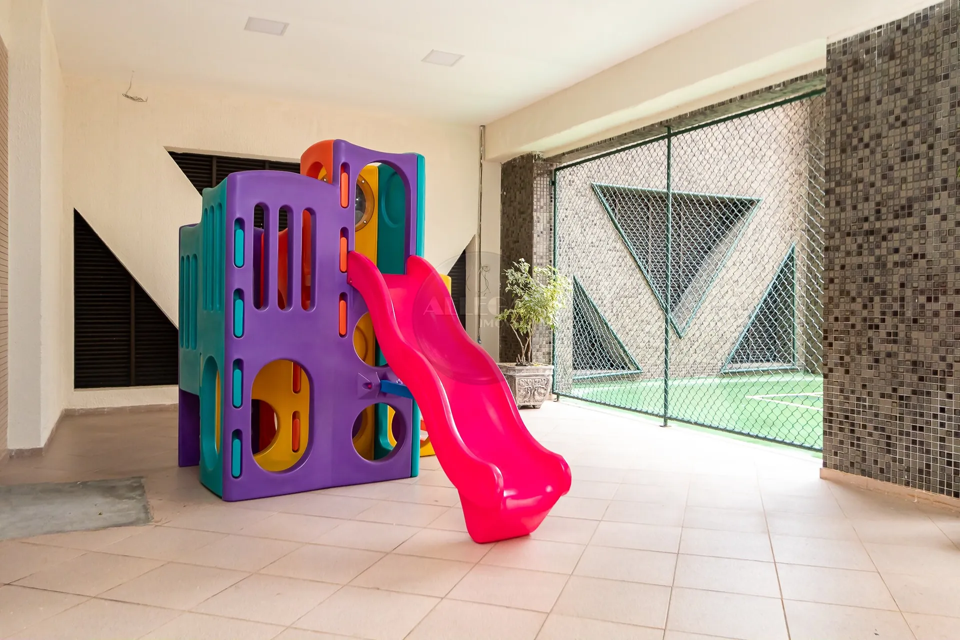 Apartamento com 4 quartos e piso de madeira na sala — photo 63