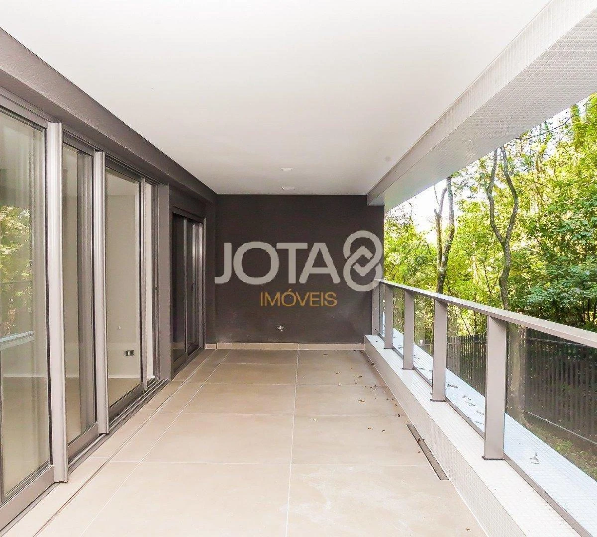 Balcony with a grill in a 3-bedroom apartment, 143 m² — photo 27