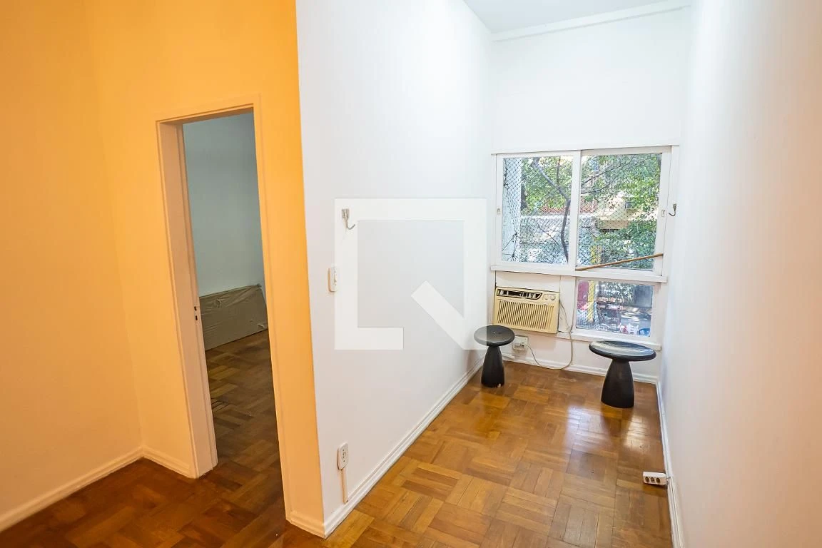 One-bedroom apartment with wood or laminate floors — photo 30
