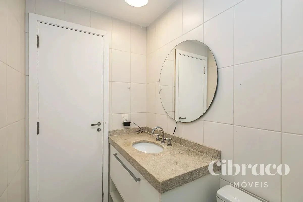 Balcony with a grill in a 4-bedroom apartment, 131 m² — photo 30