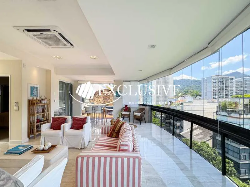 3-bedroom apartment in a building with a pool — photo 19