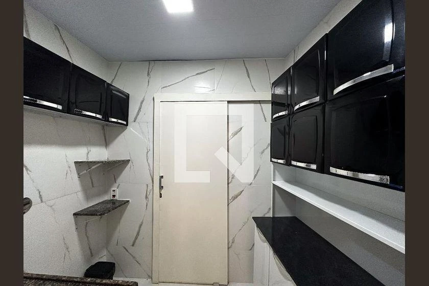 Квартира з 1 спальнею, компактною кухнею та душем у склі