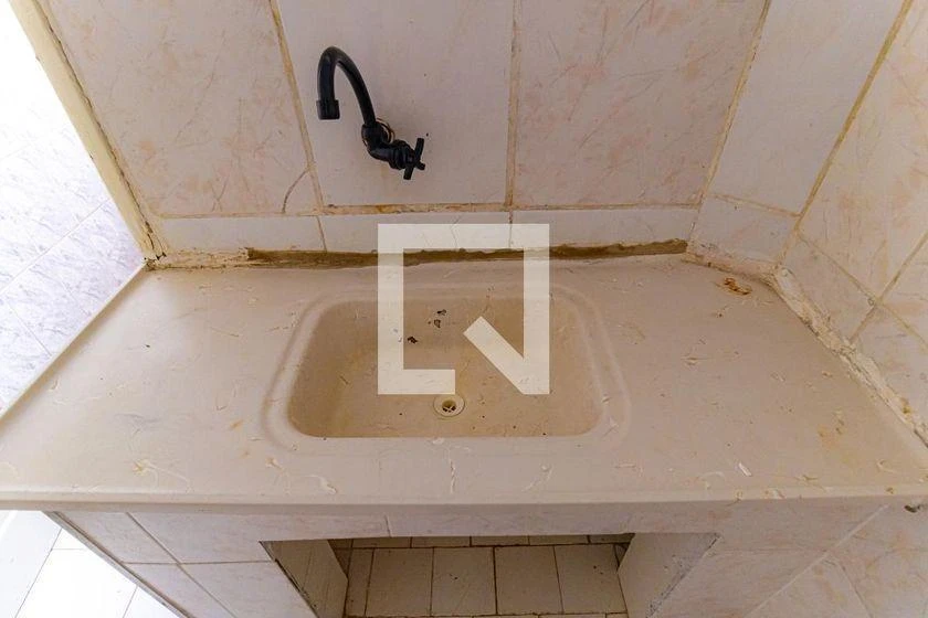 Rental apartment with 2 bedrooms and a laundry utility sink — photo 8