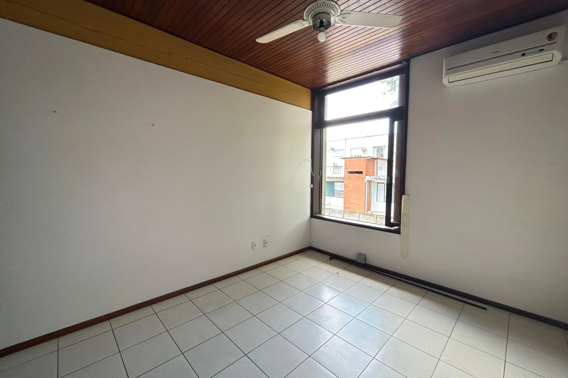 300 m² house with a jacuzzi and a bathtub — photo 44