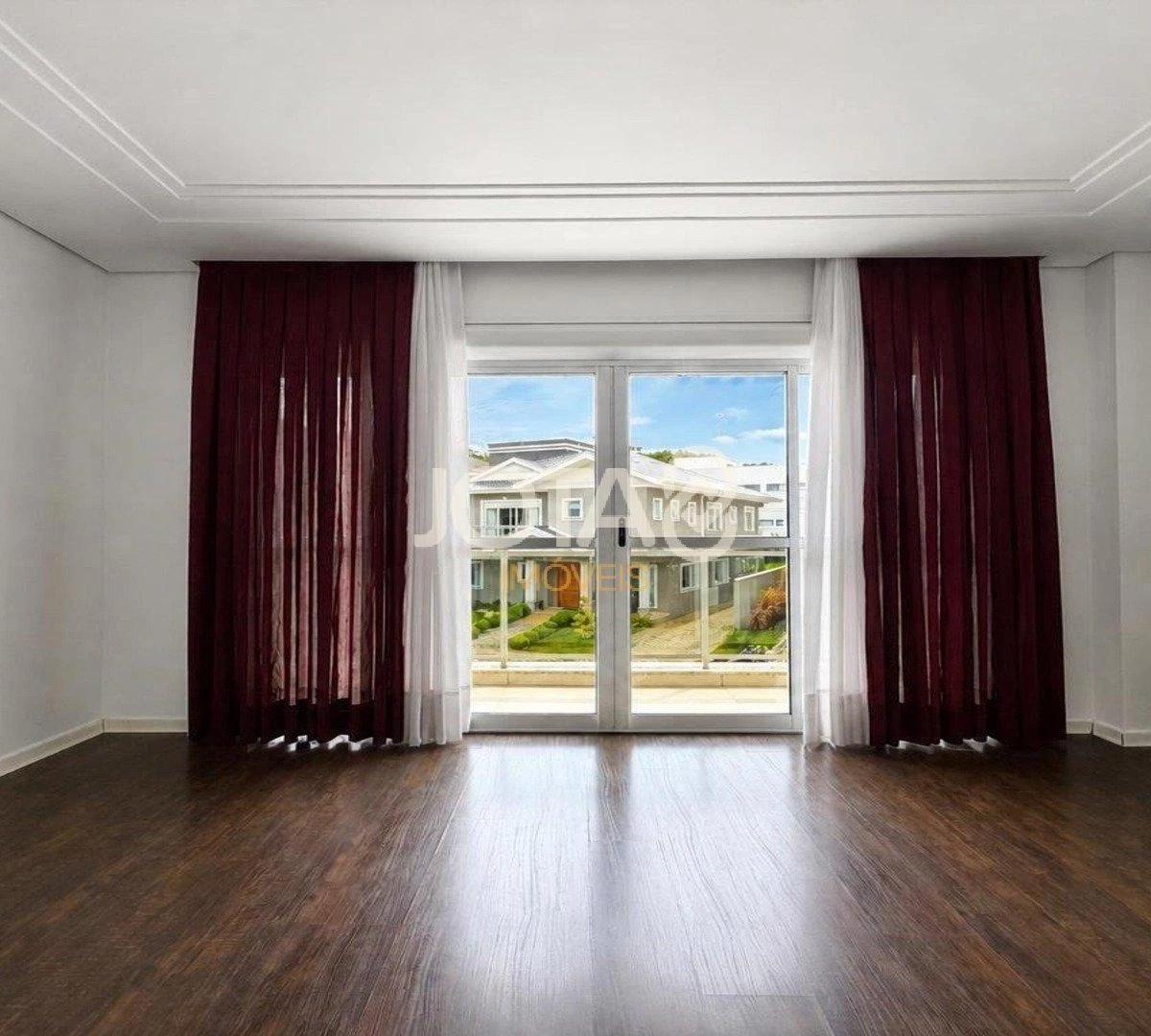 4-bedroom house with a glass-enclosed balcony in Curitiba — photo 22