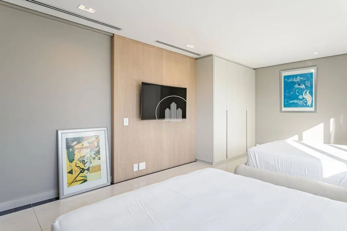 House with 6 en-suite bedrooms, 800 m² and 4 parking spots — photo 18
