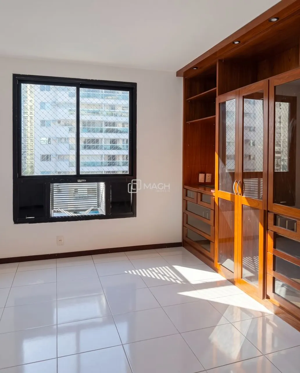 Unfurnished 4-bedroom apartment with 2 parking spots — photo 3