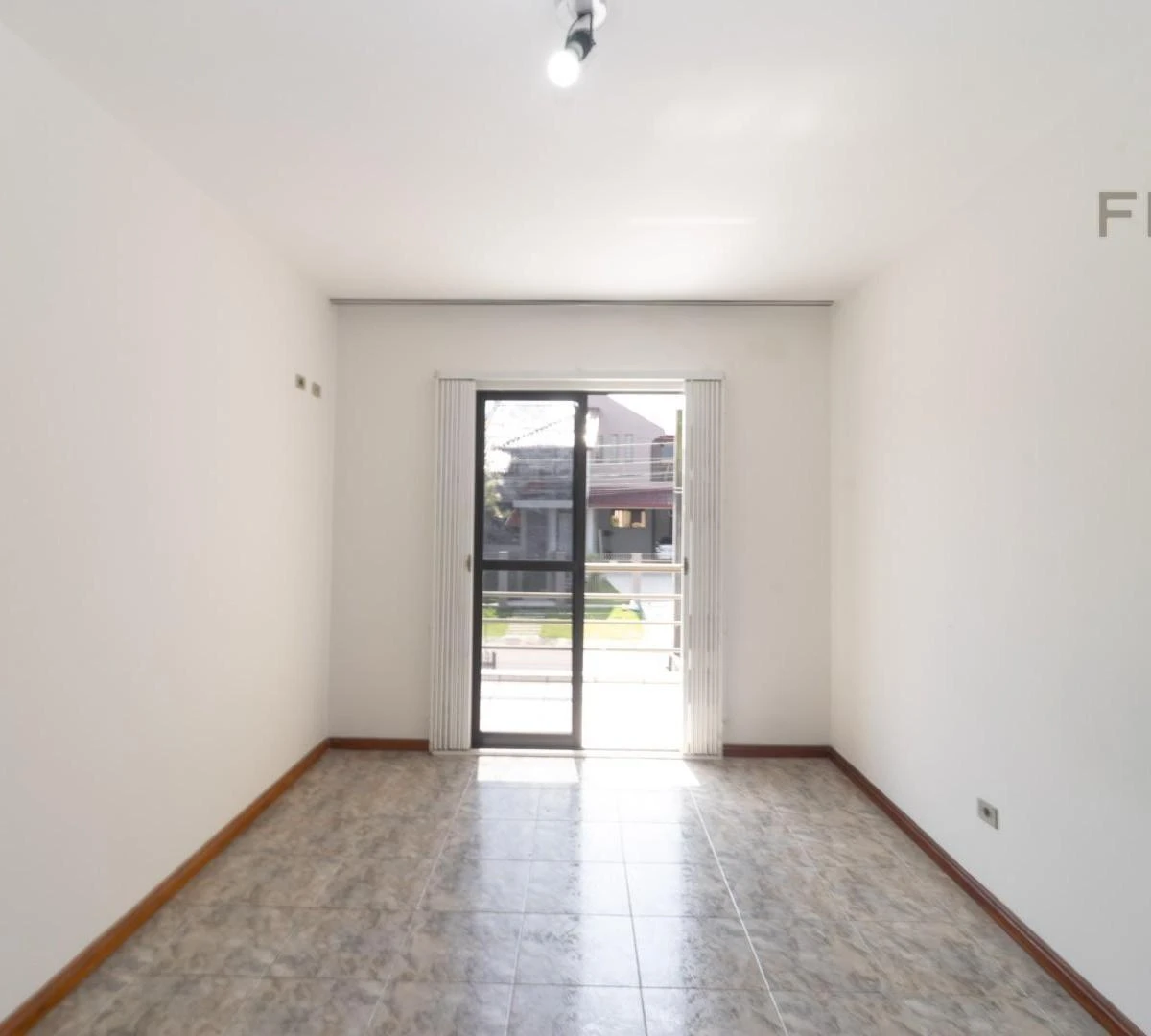 4-bedroom house with a bathtub in Curitiba — photo 23