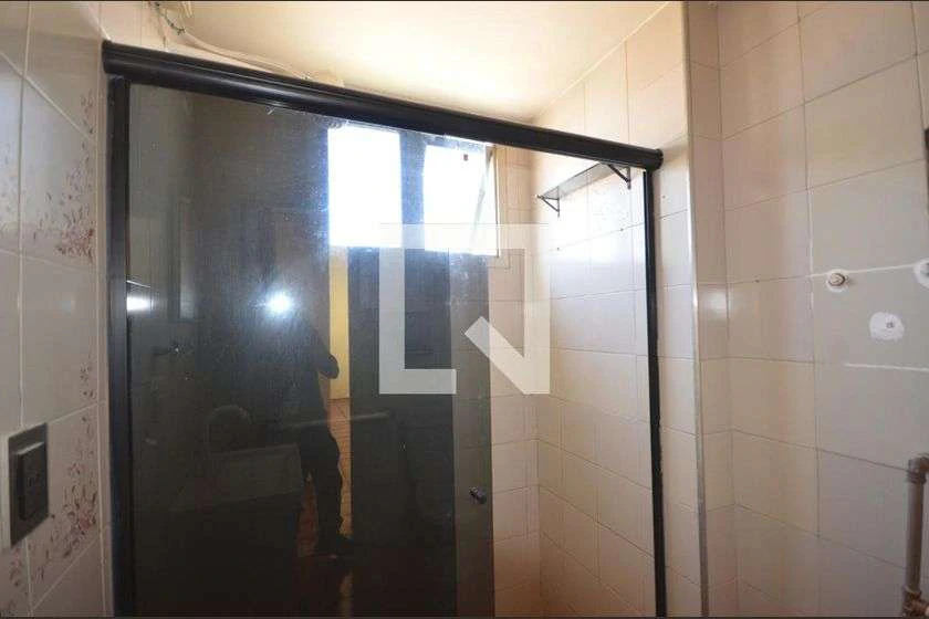 Apartamento com 2 quartos e box de vidro no banheiro — photo 5