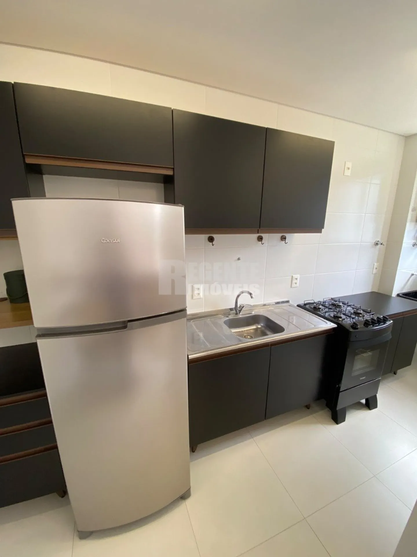 One-bedroom apartment in a building with a gym — photo 18
