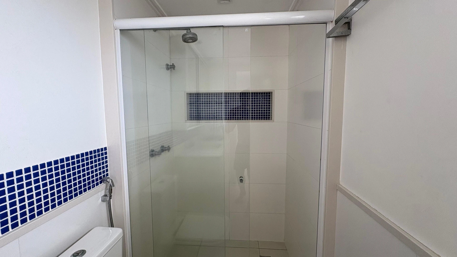 3-bedroom apartment with a glass-enclosed balcony — photo 8