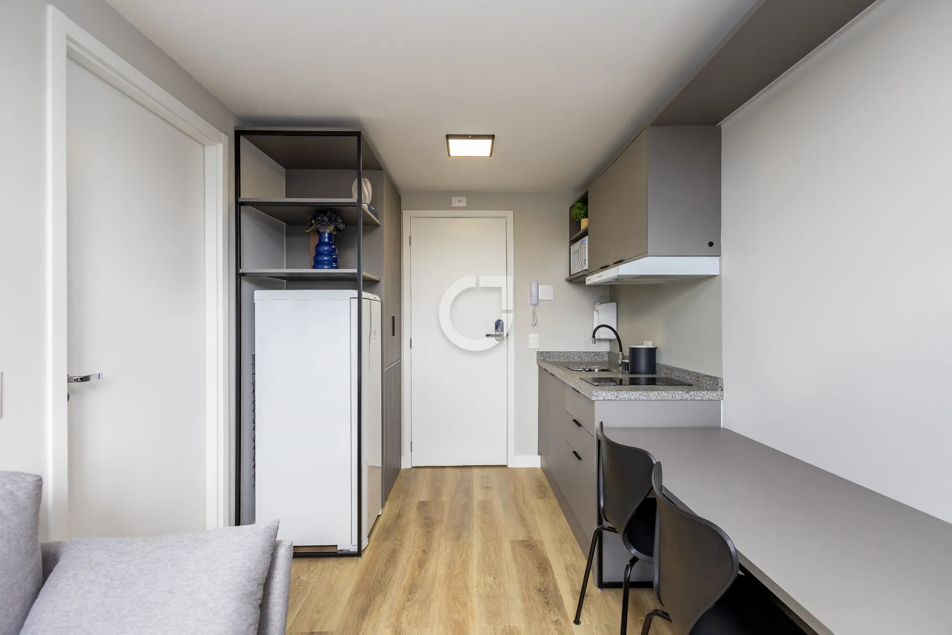 Furnished 1-bedroom apartment with a work area — photo 4