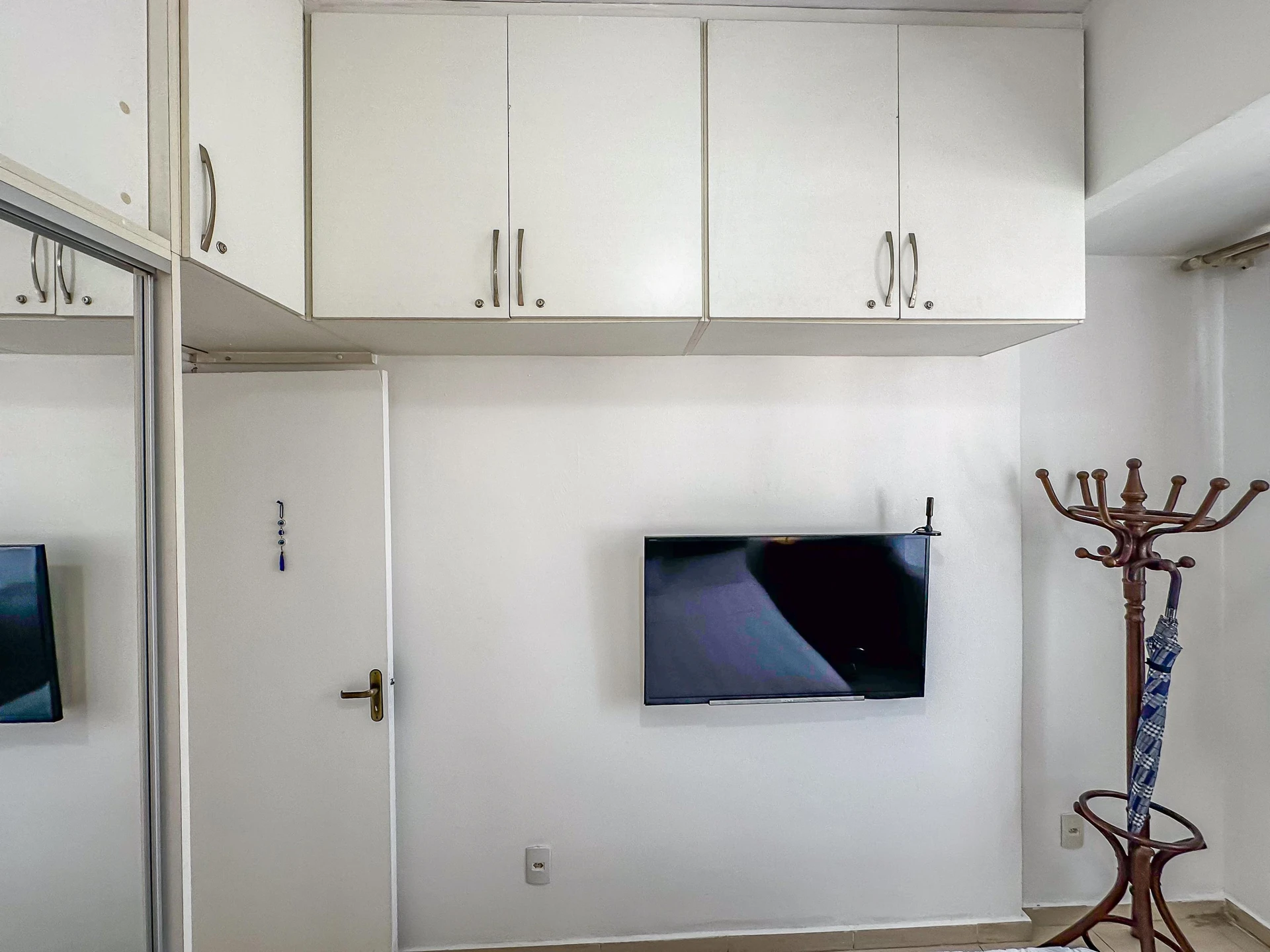 Furnished 1-bedroom apartment with an open kitchen — photo 33