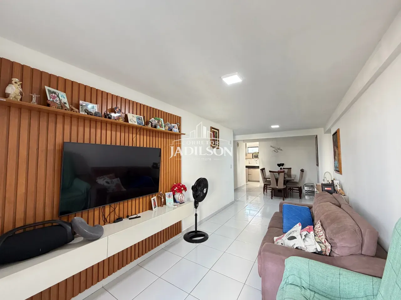 3-bedroom apartment in a building with a coworking space