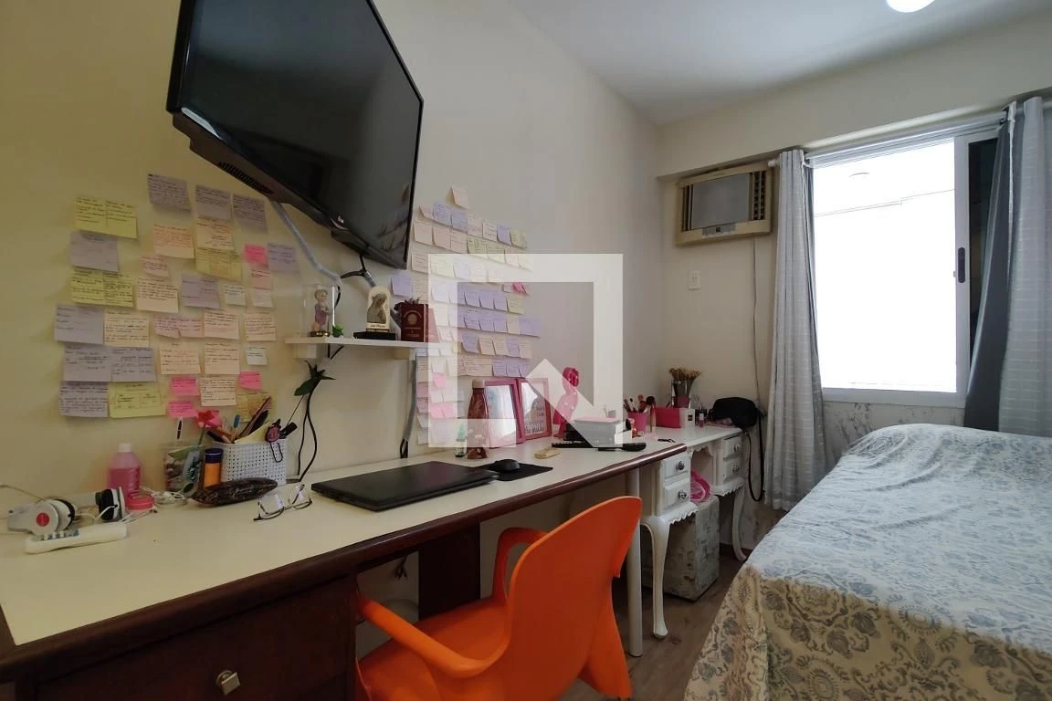 Glass-enclosed balcony in a 3-bedroom apartment, 155 m² — photo 42