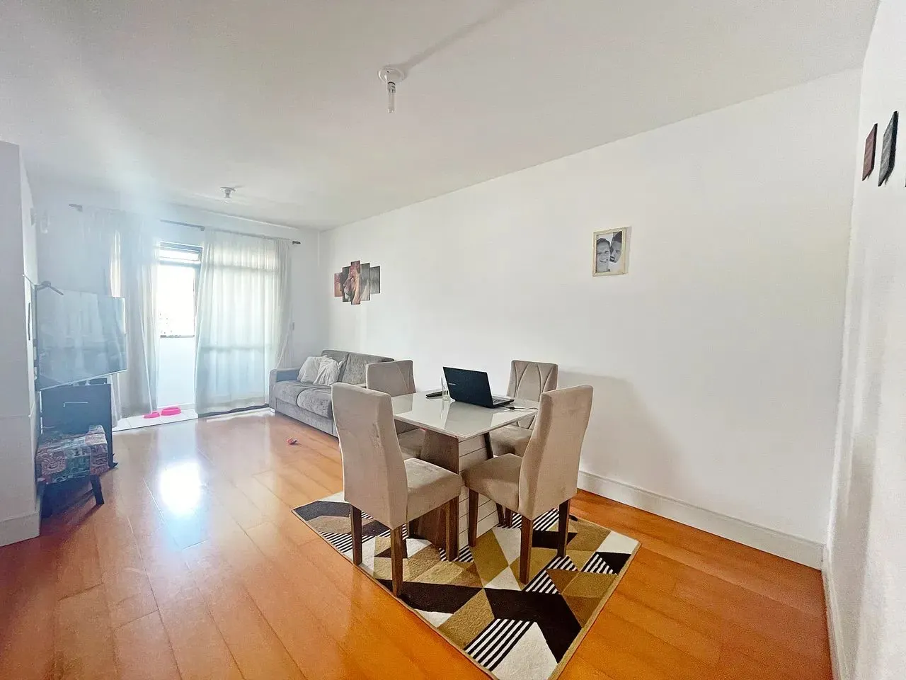 Apartamento mobiliado com 3 dormitórios e varanda envidraçada