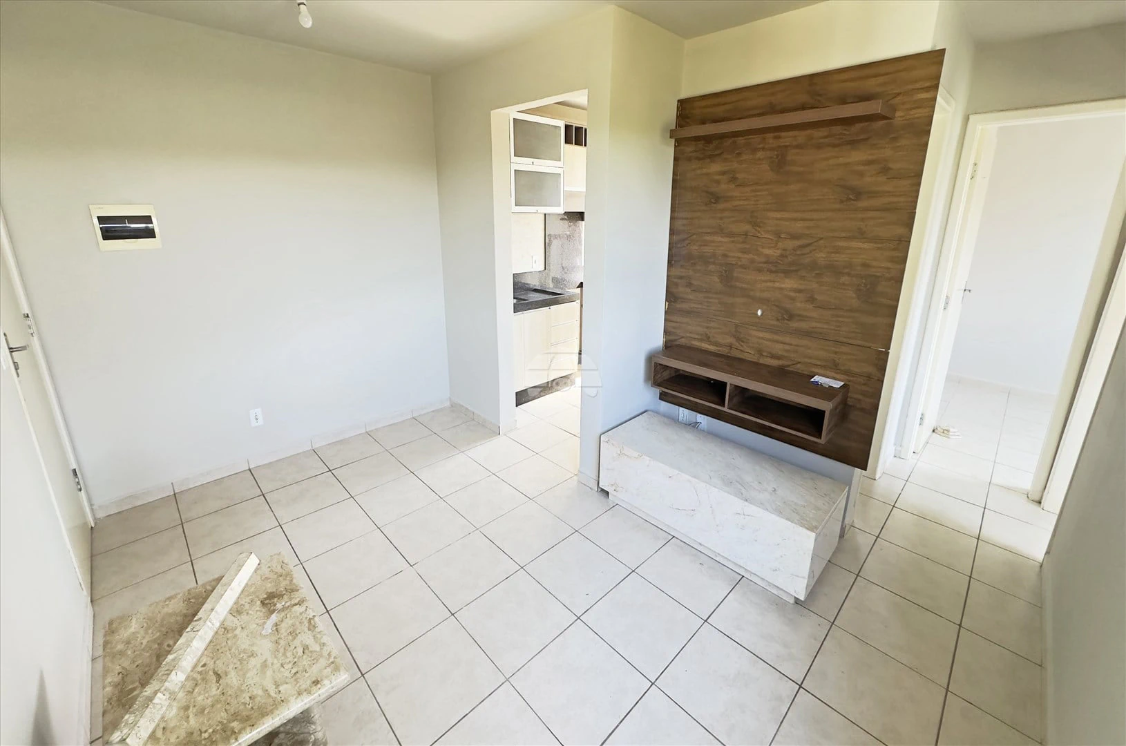 2-bedroom apartment with separate kitchen and parking