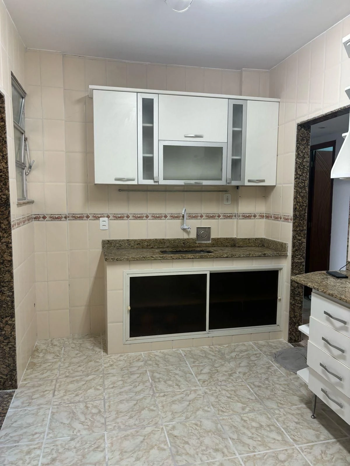 Unfurnished 2-bedroom apartment with a separate kitchen — photo 10
