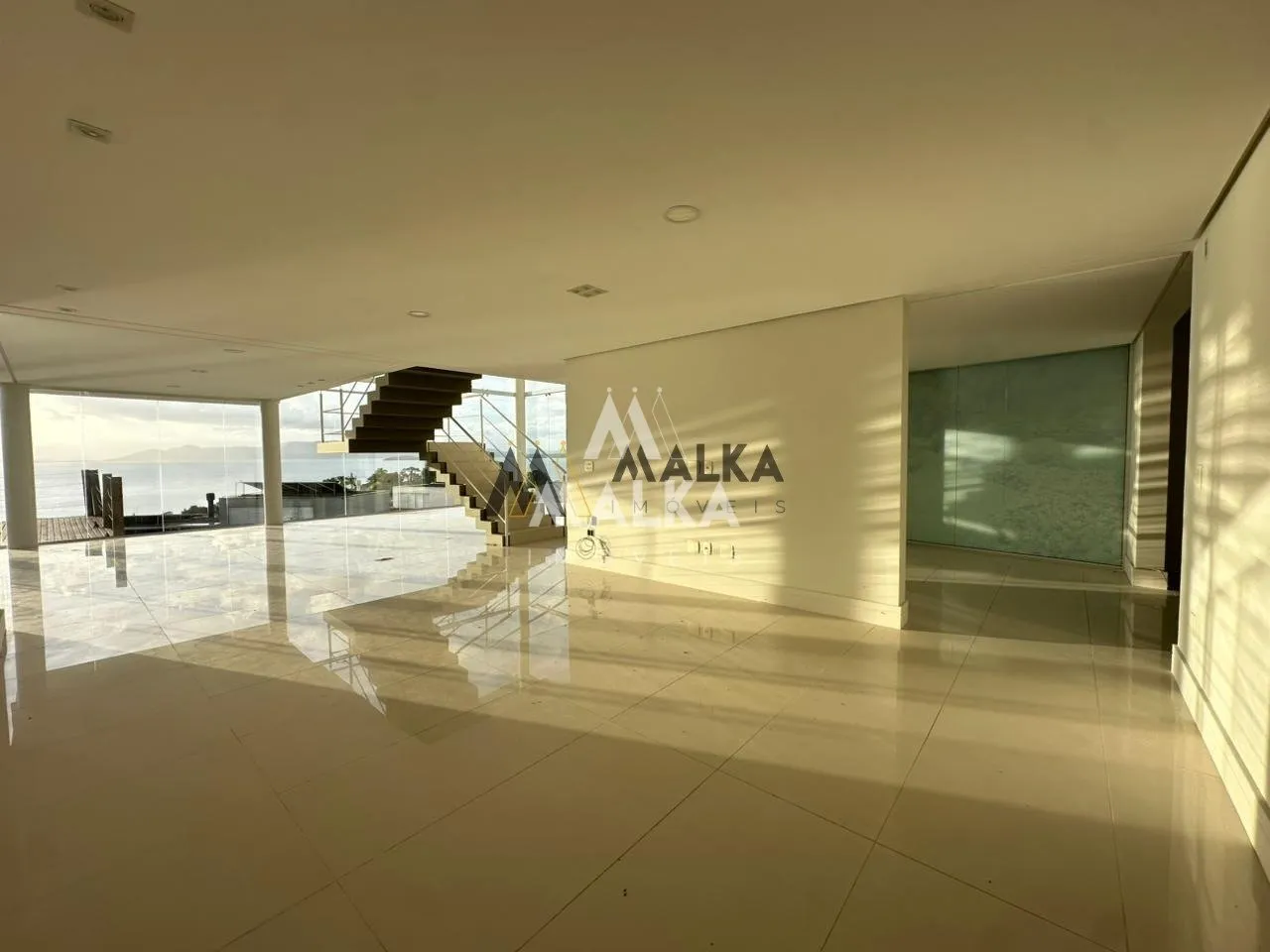 461 m² house with 3 en-suite bedrooms and private garden — photo 36