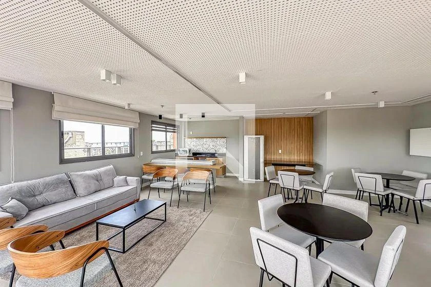 One-bedroom apartment in a building with a gym — photo 4
