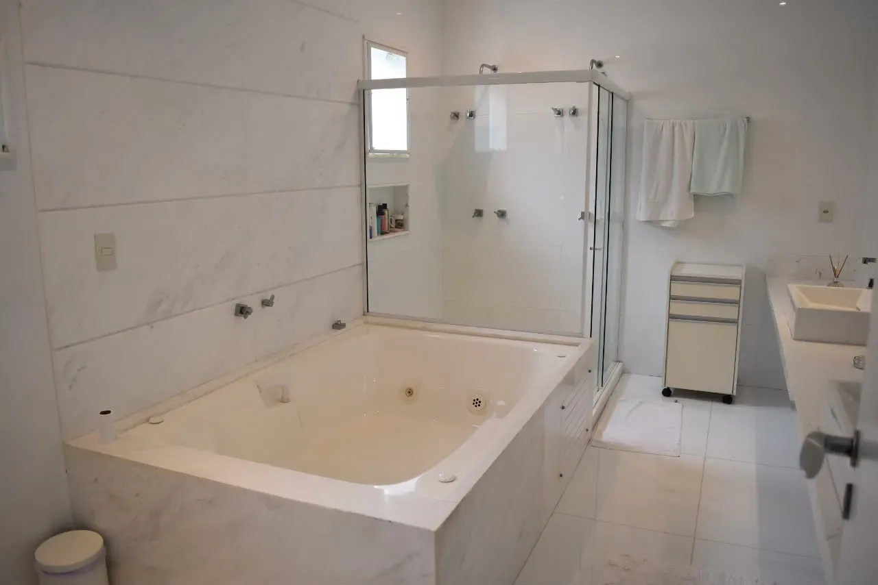 600 m² house with a private pool and a bathtub — photo 5