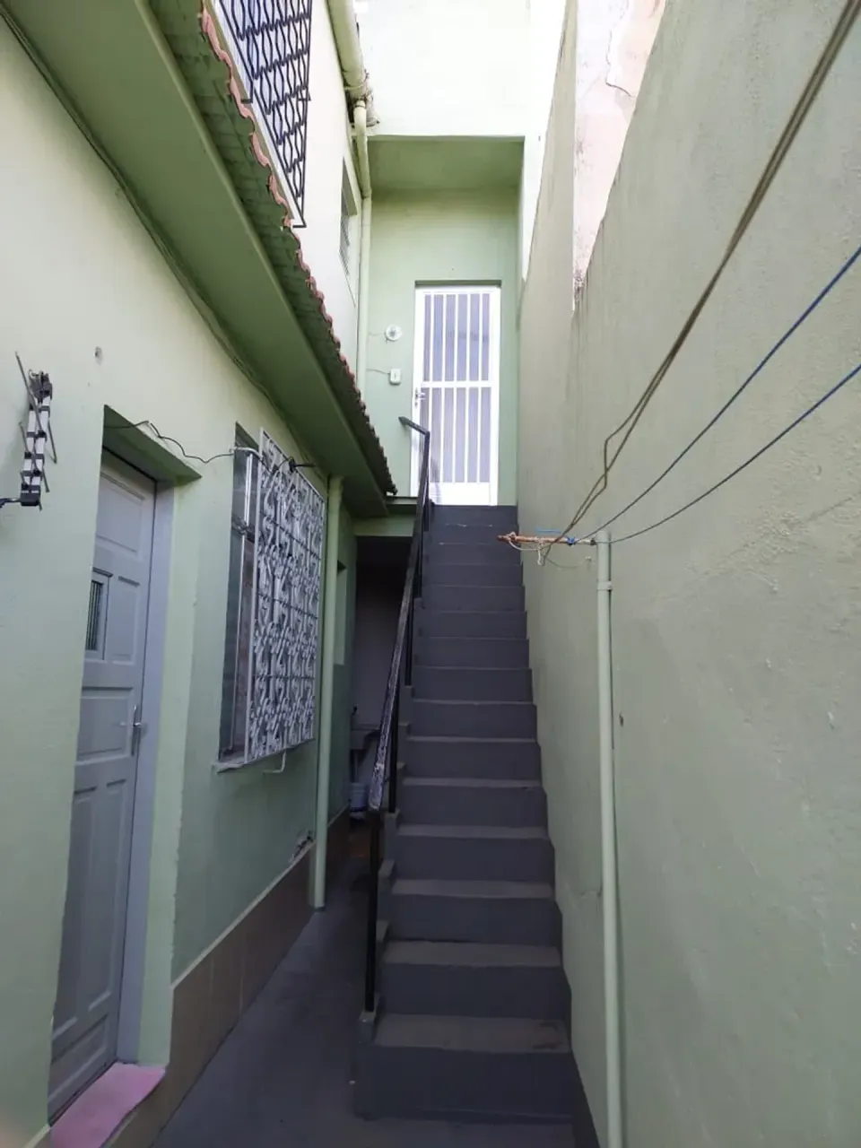 Unfurnished 1-bedroom apartment with a closed kitchen — photo 3