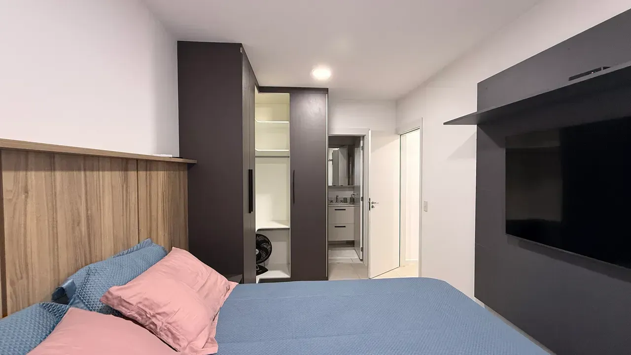 Furnished 2-bedroom, 2-bath apartment with 1 parking spot — photo 18