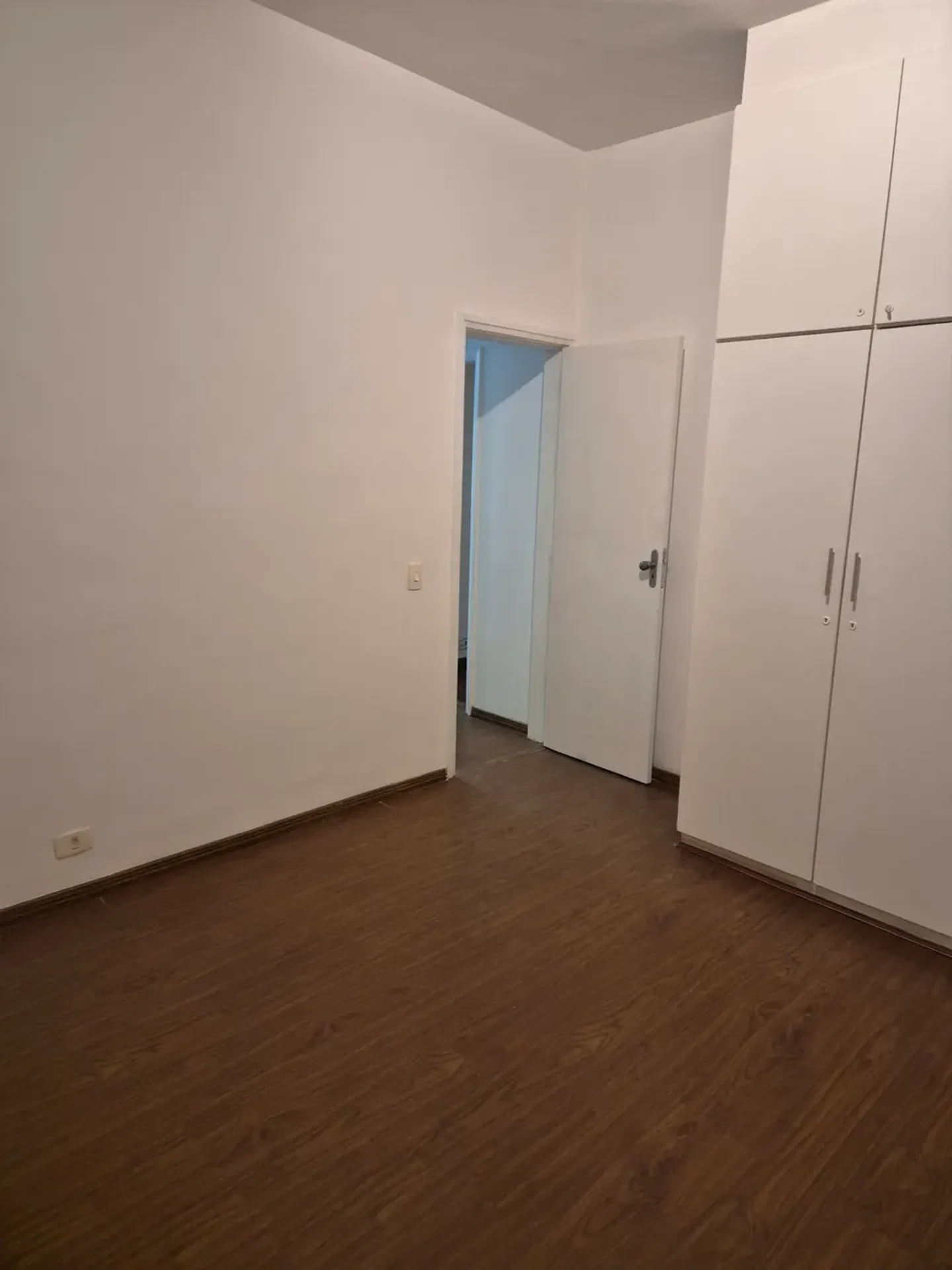 3-bedroom apartment with wood or laminate floors — photo 20