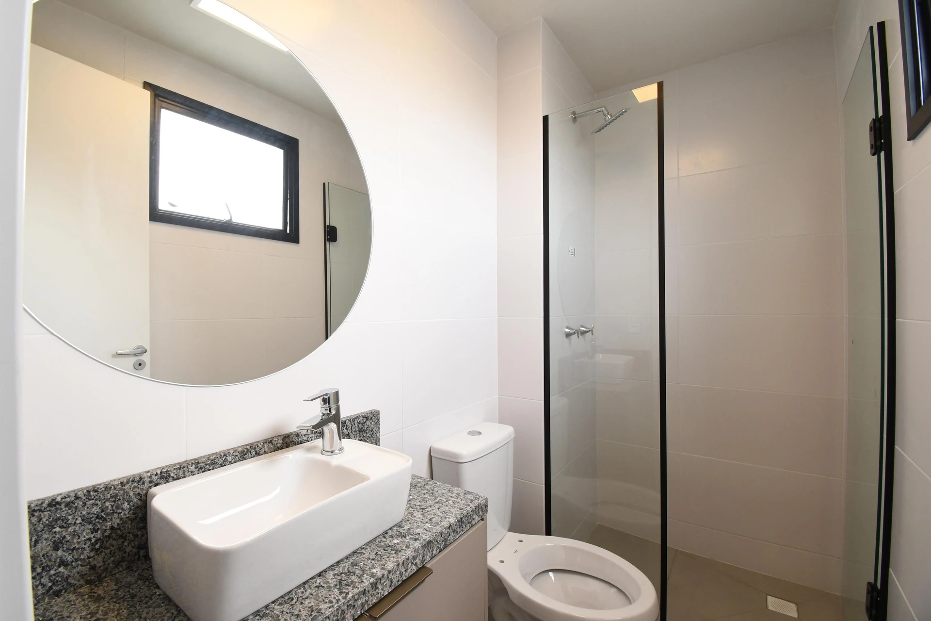 2-bedroom apartment with wood or laminate floors in Curitiba — photo 22