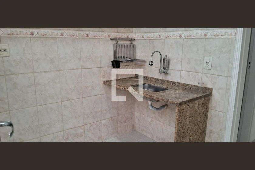 Apartamento de 1 quarto com sacada e fogão a gás