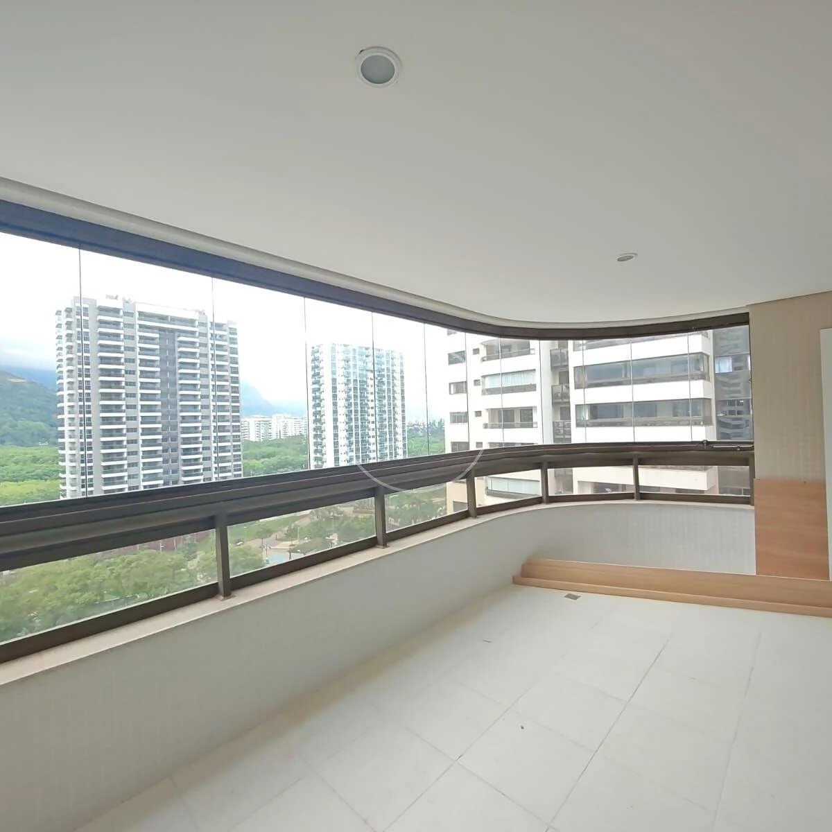 Glass-enclosed balcony in a 4-bedroom apartment, 123 m² — photo 16