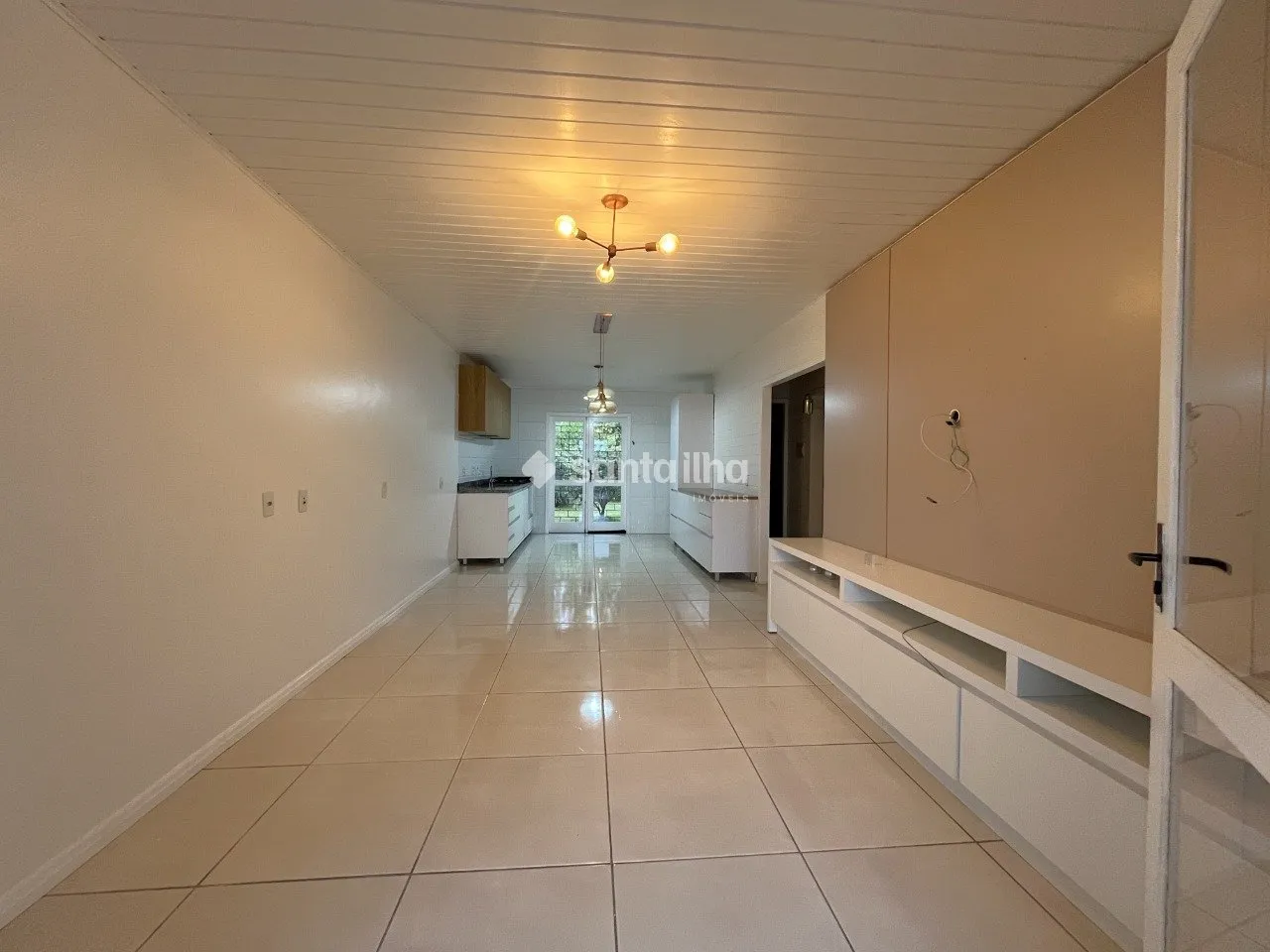 Casa com 2 dormitórios e cozinha integrada aberta