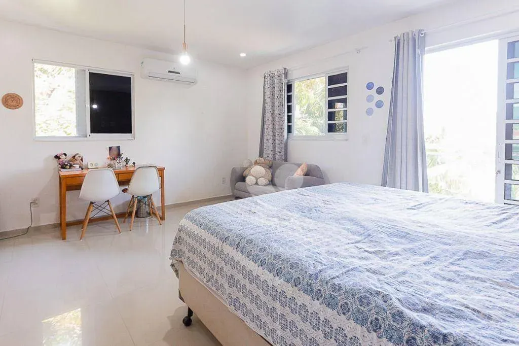 Furnished triplex house with 4 bedrooms and 370 m² — photo 33