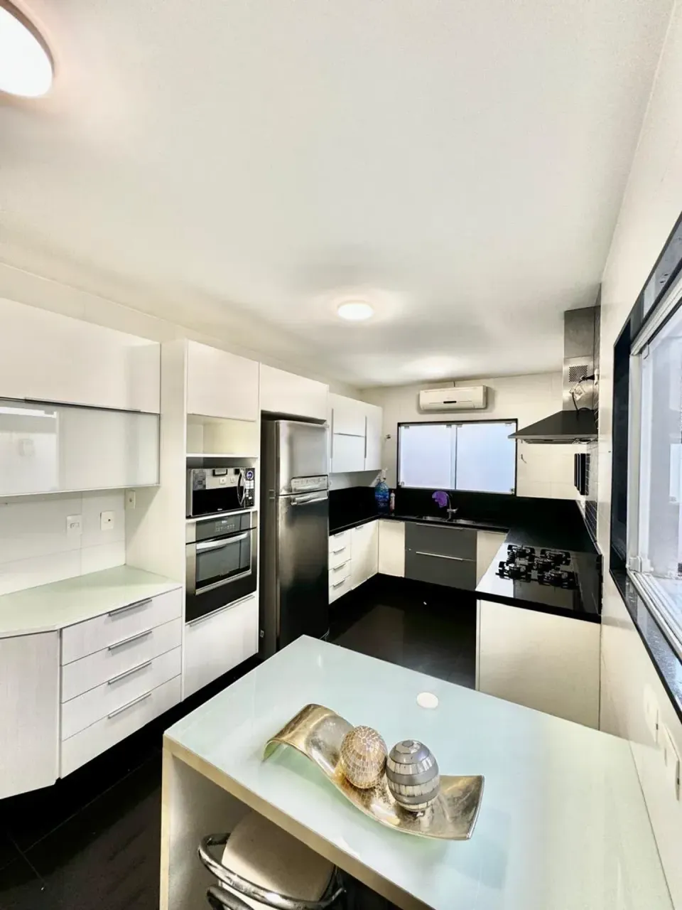 Furnished house with 5 bedrooms and open-plan kitchen — photo 14