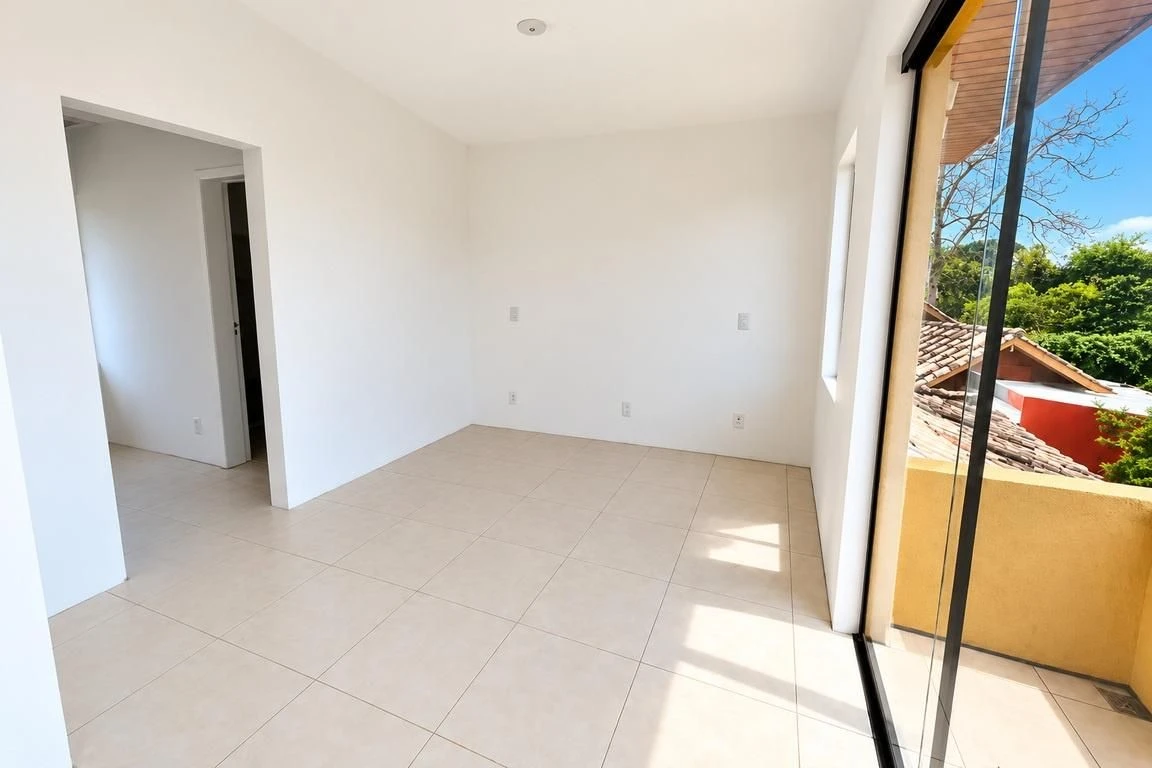 Balcony with a grill in a 2-bedroom house, 130 m² — photo 17