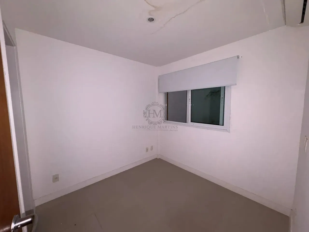 4-bedroom apartment with enclosed glass balcony — photo 14