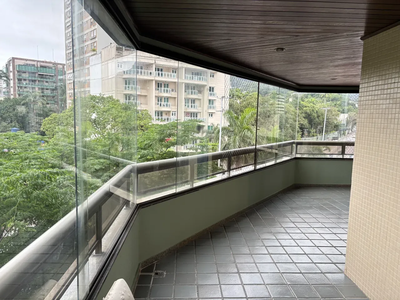 2-bedroom apartment with a mountain view in Rio de Janeiro — photo 11