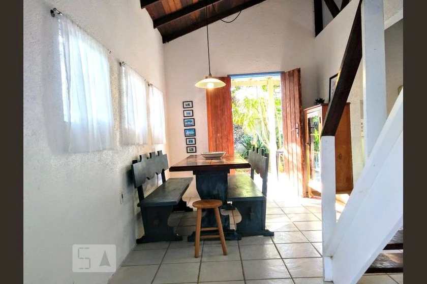 Unfurnished house with 3 bedrooms and 1 bathroom