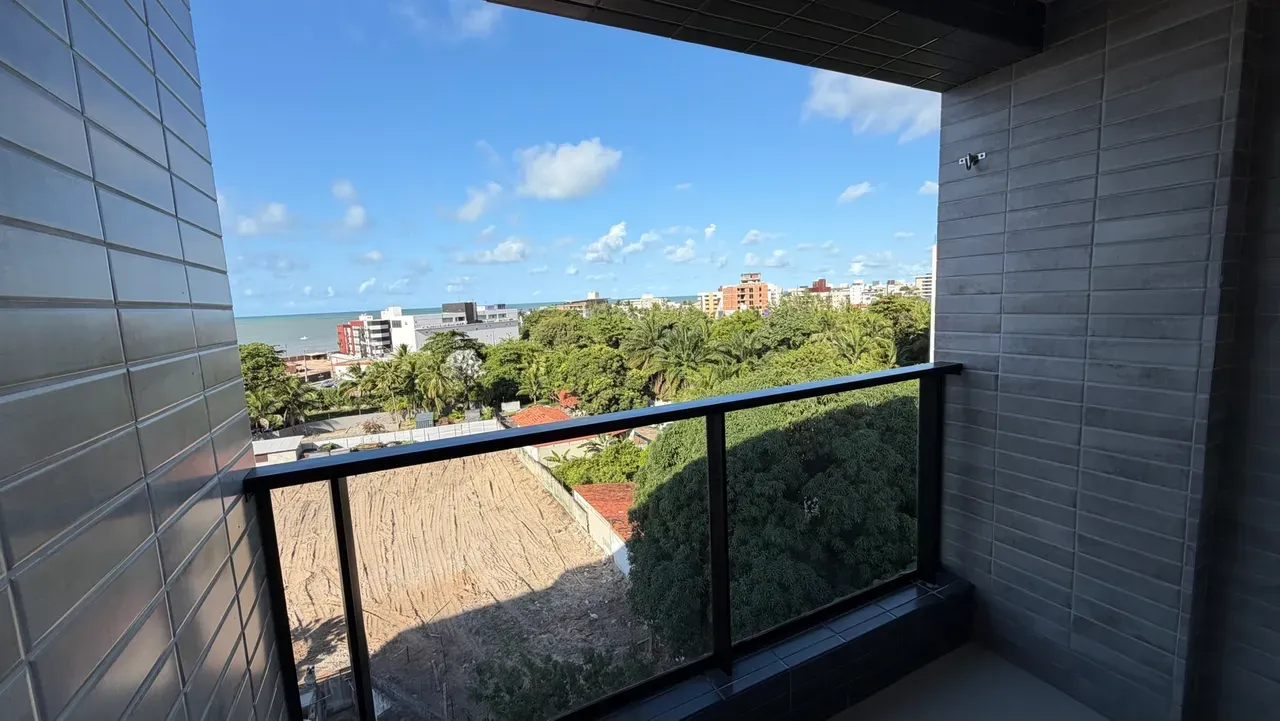 Apartamento con balcón y vista a agua y ciudad